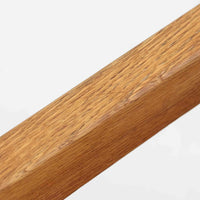 Hans J. Wegner(ハンス・J・ウェグナー)がデザインし、Getama(ゲタマ)が製造を手掛けたGE151アームチェアです。オーク材による直線的で端正なフレームに、ゆるやかにカーブした背もたれと座面を組み合わせた、軽快で機能的な佇まいが魅力。幅のあるアームは木の質感を存分に感じられ、長年の使用による風合いもビンテージならではの味わいです。ダイニングや書斎のほか、ゆったりと腰掛けるラウンジチェアとしても取り入れやすい一脚です。