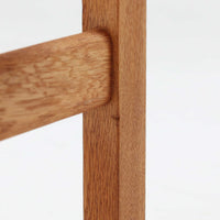 Hans J. Wegner(ハンス・J・ウェグナー)がデザインし、Getama(ゲタマ)が製造を手掛けたGE151アームチェアです。オーク材による直線的で端正なフレームに、ゆるやかにカーブした背もたれと座面を組み合わせた、軽快で機能的な佇まいが魅力。幅のあるアームは木の質感を存分に感じられ、長年の使用による風合いもビンテージならではの味わいです。ダイニングや書斎のほか、ゆったりと腰掛けるラウンジチェアとしても取り入れやすい一脚です。