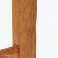 Hans J. Wegner(ハンス・J・ウェグナー)がデザインし、Getama(ゲタマ)が製造を手掛けたGE151アームチェアです。オーク材による直線的で端正なフレームに、ゆるやかにカーブした背もたれと座面を組み合わせた、軽快で機能的な佇まいが魅力。幅のあるアームは木の質感を存分に感じられ、長年の使用による風合いもビンテージならではの味わいです。ダイニングや書斎のほか、ゆったりと腰掛けるラウンジチェアとしても取り入れやすい一脚です。