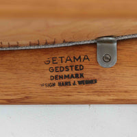 Hans J. Wegner(ハンス・J・ウェグナー)がデザインし、Getama(ゲタマ)が製造を手掛けたGE151アームチェアです。オーク材による直線的で端正なフレームに、ゆるやかにカーブした背もたれと座面を組み合わせた、軽快で機能的な佇まいが魅力。幅のあるアームは木の質感を存分に感じられ、長年の使用による風合いもビンテージならではの味わいです。ダイニングや書斎のほか、ゆったりと腰掛けるラウンジチェアとしても取り入れやすい一脚です。