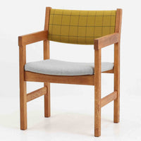 Hans J. Wegner(ハンス・J・ウェグナー)がデザインし、Getama(ゲタマ)が製造を手掛けたGE151アームチェアです。オーク材による直線的で端正なフレームに、ゆるやかにカーブした背もたれと座面を組み合わせた、軽快で機能的な佇まいが魅力。幅のあるアームは木の質感を存分に感じられ、長年の使用による風合いもビンテージならではの味わいです。ダイニングや書斎のほか、ゆったりと腰掛けるラウンジチェアとしても取り入れやすい一脚です。