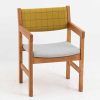 Hans J. Wegner(ハンス・J・ウェグナー)がデザインし、Getama(ゲタマ)が製造を手掛けたGE151アームチェアです。オーク材による直線的で端正なフレームに、ゆるやかにカーブした背もたれと座面を組み合わせた、軽快で機能的な佇まいが魅力。幅のあるアームは木の質感を存分に感じられ、長年の使用による風合いもビンテージならではの味わいです。ダイニングや書斎のほか、ゆったりと腰掛けるラウンジチェアとしても取り入れやすい一脚です。