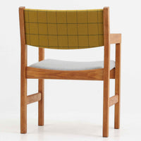Hans J. Wegner(ハンス・J・ウェグナー)がデザインし、Getama(ゲタマ)が製造を手掛けたGE151アームチェアです。オーク材による直線的で端正なフレームに、ゆるやかにカーブした背もたれと座面を組み合わせた、軽快で機能的な佇まいが魅力。幅のあるアームは木の質感を存分に感じられ、長年の使用による風合いもビンテージならではの味わいです。ダイニングや書斎のほか、ゆったりと腰掛けるラウンジチェアとしても取り入れやすい一脚です。