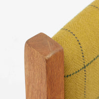 Hans J. Wegner(ハンス・J・ウェグナー)がデザインし、Getama(ゲタマ)が製造を手掛けたGE151アームチェアです。オーク材による直線的で端正なフレームに、ゆるやかにカーブした背もたれと座面を組み合わせた、軽快で機能的な佇まいが魅力。幅のあるアームは木の質感を存分に感じられ、長年の使用による風合いもビンテージならではの味わいです。ダイニングや書斎のほか、ゆったりと腰掛けるラウンジチェアとしても取り入れやすい一脚です。
