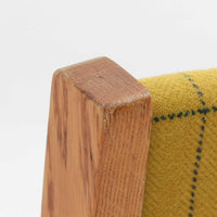 Hans J. Wegner(ハンス・J・ウェグナー)がデザインし、Getama(ゲタマ)が製造を手掛けたGE151アームチェアです。オーク材による直線的で端正なフレームに、ゆるやかにカーブした背もたれと座面を組み合わせた、軽快で機能的な佇まいが魅力。幅のあるアームは木の質感を存分に感じられ、長年の使用による風合いもビンテージならではの味わいです。ダイニングや書斎のほか、ゆったりと腰掛けるラウンジチェアとしても取り入れやすい一脚です。