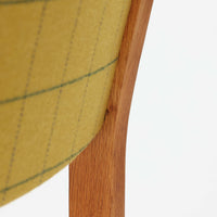 Hans J. Wegner(ハンス・J・ウェグナー)がデザインし、Getama(ゲタマ)が製造を手掛けたGE151アームチェアです。オーク材による直線的で端正なフレームに、ゆるやかにカーブした背もたれと座面を組み合わせた、軽快で機能的な佇まいが魅力。幅のあるアームは木の質感を存分に感じられ、長年の使用による風合いもビンテージならではの味わいです。ダイニングや書斎のほか、ゆったりと腰掛けるラウンジチェアとしても取り入れやすい一脚です。