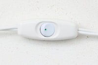 北欧より買い付けたロイヤルコペンハーゲン製の大きめのテーブルランプです。ベースは「エレン マルマー」による落ち着いた色合いが魅力的なデザインで、絵付師により1つ1つハンドペイントで描かれています。また、大量生産向けでない「ファイアンス焼き」という製法で作成されており、低温(1100度)で焼成するため繊細で軽やかな土の素材感が特徴的です。ロゴより1969~1974年に製造されたと推測されます。