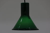 北欧より買い付けた、Holmgaard社製ビンテージランプです。照明部分はデンマークを代表する照明メーカーFog & morup社によって作成されています。Holmgaard社のペンダントライトの中でも人気の「P&T PENDEL」シリーズで内と外側の2層の色味が特徴的です。消灯&点灯時にそれぞれ違った表情を見せてくれる素敵なデザインです。