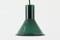 北欧より買い付けた、Holmgaard社製ビンテージランプです。照明部分はデンマークを代表する照明メーカーFog & morup社によって作成されています。Holmgaard社のペンダントライトの中でも人気の「P&T PENDEL」シリーズで内と外側の2層の色味が特徴的です。消灯&点灯時にそれぞれ違った表情を見せてくれる素敵なデザインです。