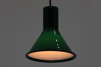 北欧より買い付けた、Holmgaard社製ビンテージランプです。照明部分はデンマークを代表する照明メーカーFog & morup社によって作成されています。Holmgaard社のペンダントライトの中でも人気の「P&T PENDEL」シリーズで内と外側の2層の色味が特徴的です。消灯&点灯時にそれぞれ違った表情を見せてくれる素敵なデザインです。