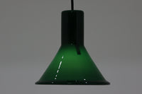 北欧より買い付けた、Holmgaard社製ビンテージランプです。照明部分はデンマークを代表する照明メーカーFog & morup社によって作成されています。Holmgaard社のペンダントライトの中でも人気の「P&T PENDEL」シリーズで内と外側の2層の色味が特徴的です。消灯&点灯時にそれぞれ違った表情を見せてくれる素敵なデザインです。