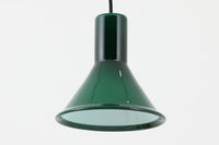 北欧より買い付けた、Holmgaard社製ビンテージランプです。照明部分はデンマークを代表する照明メーカーFog & morup社によって作成されています。Holmgaard社のペンダントライトの中でも人気の「P&T PENDEL」シリーズで内と外側の2層の色味が特徴的です。消灯&点灯時にそれぞれ違った表情を見せてくれる素敵なデザインです。