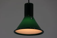 北欧より買い付けた、Holmgaard社製ビンテージランプです。照明部分はデンマークを代表する照明メーカーFog & morup社によって作成されています。Holmgaard社のペンダントライトの中でも人気の「P&T PENDEL」シリーズで内と外側の2層の色味が特徴的です。消灯&点灯時にそれぞれ違った表情を見せてくれる素敵なデザインです。