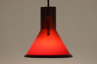 北欧より買い付けた、Holmgaard社製ビンテージランプです。照明部分はデンマークを代表する照明メーカーFog & morup社によって作成されています。Holmgaard社のペンダントライトの中でも人気の「P&T PENDEL」シリーズで内と外側の2層の色味が特徴的です。消灯&点灯時にそれぞれ違った表情を見せてくれる素敵なデザインです。