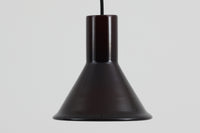 北欧より買い付けた、Holmgaard社製ビンテージランプです。照明部分はデンマークを代表する照明メーカーFog & morup社によって作成されています。Holmgaard社のペンダントライトの中でも人気の「P&T PENDEL」シリーズで内と外側の2層の色味が特徴的です。消灯&点灯時にそれぞれ違った表情を見せてくれる素敵なデザインです。