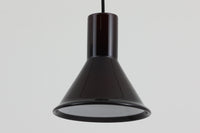 北欧より買い付けた、Holmgaard社製ビンテージランプです。照明部分はデンマークを代表する照明メーカーFog & morup社によって作成されています。Holmgaard社のペンダントライトの中でも人気の「P&T PENDEL」シリーズで内と外側の2層の色味が特徴的です。消灯&点灯時にそれぞれ違った表情を見せてくれる素敵なデザインです。