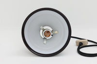 北欧より買い付けた、Holmgaard社製ビンテージランプです。照明部分はデンマークを代表する照明メーカーFog & morup社によって作成されています。Holmgaard社のペンダントライトの中でも人気の「P&T PENDEL」シリーズで内と外側の2層の色味が特徴的です。消灯&点灯時にそれぞれ違った表情を見せてくれる素敵なデザインです。