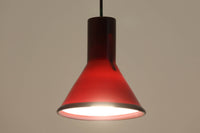 北欧より買い付けた、Holmgaard社製ビンテージランプです。照明部分はデンマークを代表する照明メーカーFog & morup社によって作成されています。Holmgaard社のペンダントライトの中でも人気の「P&T PENDEL」シリーズで内と外側の2層の色味が特徴的です。消灯&点灯時にそれぞれ違った表情を見せてくれる素敵なデザインです。