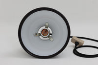 北欧より買い付けた、Holmgaard社製ビンテージランプです。照明部分はデンマークを代表する照明メーカーFog & morup社によって作成されています。Holmgaard社のペンダントライトの中でも人気の「P&T PENDEL」シリーズで内と外側の2層の色味が特徴的です。消灯&点灯時にそれぞれ違った表情を見せてくれる素敵なデザインです。