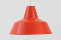 「The work shop lamp」です。Louis Poulsen社の定番ランプ。復刻品はアルミ製ですが、こちらはビンテージ品ならではの琺瑯&エナメルモデル。艶感が魅力的です。