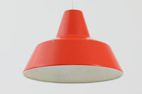 「The work shop lamp」です。Louis Poulsen社の定番ランプ。復刻品はアルミ製ですが、こちらはビンテージ品ならではの琺瑯&エナメルモデル。艶感が魅力的です。