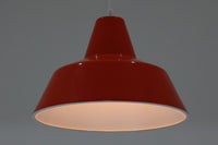「The work shop lamp」です。Louis Poulsen社の定番ランプ。復刻品はアルミ製ですが、こちらはビンテージ品ならではの琺瑯&エナメルモデル。艶感が魅力的です。