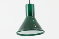 北欧より買い付けた、Holmgaard社製ビンテージランプです。照明部分はデンマークを代表する照明メーカーFog & morup社によって作成されています。Holmgaard社のペンダントライトの中でも人気の「P&T PENDEL」シリーズで内と外側の2層の色味が特徴的です。消灯&点灯時にそれぞれ違った表情を見せてくれる素敵なデザインです。