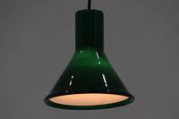 北欧より買い付けた、Holmgaard社製ビンテージランプです。照明部分はデンマークを代表する照明メーカーFog & morup社によって作成されています。Holmgaard社のペンダントライトの中でも人気の「P&T PENDEL」シリーズで内と外側の2層の色味が特徴的です。消灯&点灯時にそれぞれ違った表情を見せてくれる素敵なデザインです。