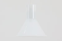 北欧より買い付けた、Holmgaard社製ビンテージランプです。照明部分はデンマークを代表する照明メーカーFog & morup社によって作成されています。Holmgaard社のペンダントライトの中でも人気の「P&T PENDEL」シリーズで内と外側の2層の色味が特徴的です。消灯&点灯時にそれぞれ違った表情を見せてくれる素敵なデザインです。