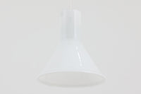 北欧より買い付けた、Holmgaard社製ビンテージランプです。照明部分はデンマークを代表する照明メーカーFog & morup社によって作成されています。Holmgaard社のペンダントライトの中でも人気の「P&T PENDEL」シリーズで内と外側の2層の色味が特徴的です。消灯&点灯時にそれぞれ違った表情を見せてくれる素敵なデザインです。