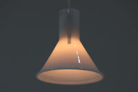 北欧より買い付けた、Holmgaard社製ビンテージランプです。照明部分はデンマークを代表する照明メーカーFog & morup社によって作成されています。Holmgaard社のペンダントライトの中でも人気の「P&T PENDEL」シリーズで内と外側の2層の色味が特徴的です。消灯&点灯時にそれぞれ違った表情を見せてくれる素敵なデザインです。