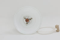 北欧より買い付けた、Holmgaard社製ビンテージランプです。照明部分はデンマークを代表する照明メーカーFog & morup社によって作成されています。Holmgaard社のペンダントライトの中でも人気の「P&T PENDEL」シリーズで内と外側の2層の色味が特徴的です。消灯&点灯時にそれぞれ違った表情を見せてくれる素敵なデザインです。