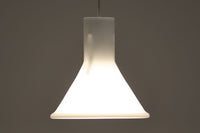 北欧より買い付けた、Holmgaard社製ビンテージランプです。照明部分はデンマークを代表する照明メーカーFog & morup社によって作成されています。Holmgaard社のペンダントライトの中でも人気の「P&T PENDEL」シリーズで内と外側の2層の組みあわせが特徴的なデザインです。