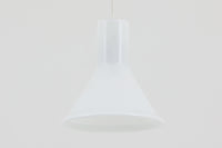 北欧より買い付けた、Holmgaard社製ビンテージランプです。照明部分はデンマークを代表する照明メーカーFog & morup社によって作成されています。Holmgaard社のペンダントライトの中でも人気の「P&T PENDEL」シリーズで内と外側の2層の組みあわせが特徴的なデザインです。