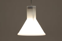 北欧より買い付けた、Holmgaard社製ビンテージランプです。照明部分はデンマークを代表する照明メーカーFog & morup社によって作成されています。Holmgaard社のペンダントライトの中でも人気の「P&T PENDEL」シリーズで内と外側の2層の色味が特徴的です。消灯&点灯時にそれぞれ違った表情を見せてくれる素敵なデザインです。