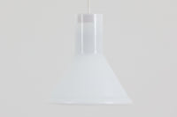 北欧より買い付けた、Holmgaard社製ビンテージランプです。照明部分はデンマークを代表する照明メーカーFog & morup社によって作成されています。Holmgaard社のペンダントライトの中でも人気の「P&T PENDEL」シリーズで内と外側の2層の色味が特徴的です。消灯&点灯時にそれぞれ違った表情を見せてくれる素敵なデザインです。