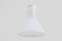 北欧より買い付けた、Holmgaard社製ビンテージランプです。照明部分はデンマークを代表する照明メーカーFog & morup社によって作成されています。Holmgaard社のペンダントライトの中でも人気の「P&T PENDEL」シリーズで内と外側の2層の色味が特徴的です。消灯&点灯時にそれぞれ違った表情を見せてくれる素敵なデザインです。