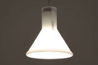 北欧より買い付けた、Holmgaard社製ビンテージランプです。照明部分はデンマークを代表する照明メーカーFog & morup社によって作成されています。Holmgaard社のペンダントライトの中でも人気の「P&T PENDEL」シリーズで内と外側の2層の色味が特徴的です。消灯&点灯時にそれぞれ違った表情を見せてくれる素敵なデザインです。