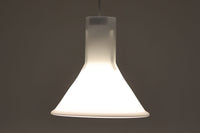 北欧より買い付けた、Holmgaard社製ビンテージランプです。照明部分はデンマークを代表する照明メーカーFog & morup社によって作成されています。Holmgaard社のペンダントライトの中でも人気の「P&T PENDEL」シリーズで内と外側の2層の色味が特徴的です。消灯&点灯時にそれぞれ違った表情を見せてくれる素敵なデザインです。