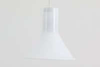 北欧より買い付けた、Holmgaard社製ビンテージランプです。照明部分はデンマークを代表する照明メーカーFog & morup社によって作成されています。Holmgaard社のペンダントライトの中でも人気の「P&T PENDEL」シリーズで内と外側の2層の色味が特徴的です。消灯&点灯時にそれぞれ違った表情を見せてくれる素敵なデザインです。