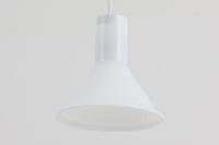 北欧より買い付けた、Holmgaard社製ビンテージランプです。照明部分はデンマークを代表する照明メーカーFog & morup社によって作成されています。Holmgaard社のペンダントライトの中でも人気の「P&T PENDEL」シリーズで内と外側の2層の色味が特徴的です。消灯&点灯時にそれぞれ違った表情を見せてくれる素敵なデザインです。