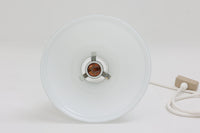 北欧より買い付けた、Holmgaard社製ビンテージランプです。照明部分はデンマークを代表する照明メーカーFog & morup社によって作成されています。Holmgaard社のペンダントライトの中でも人気の「P&T PENDEL」シリーズで内と外側の2層の色味が特徴的です。消灯&点灯時にそれぞれ違った表情を見せてくれる素敵なデザインです。