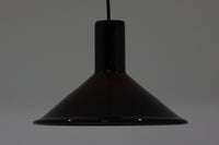 北欧より買い付けた、Holmgaard社製ビンテージランプです。Holmgaard社のペンダントライトの中でも人気の「P&T PENDEL」シリーズで内と外側の2層の色味が特徴的です。消灯&点灯時にそれぞれ違った表情を見せてくれる素敵なデザインです。