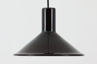 北欧より買い付けた、Holmgaard社製ビンテージランプです。Holmgaard社のペンダントライトの中でも人気の「P&T PENDEL」シリーズで内と外側の2層の色味が特徴的です。消灯&点灯時にそれぞれ違った表情を見せてくれる素敵なデザインです。