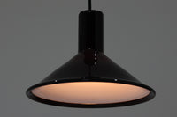 北欧より買い付けた、Holmgaard社製ビンテージランプです。Holmgaard社のペンダントライトの中でも人気の「P&T PENDEL」シリーズで内と外側の2層の色味が特徴的です。消灯&点灯時にそれぞれ違った表情を見せてくれる素敵なデザインです。