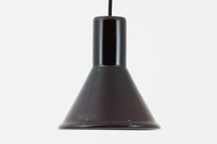 北欧より買い付けた、Holmgaard社製ビンテージランプです。照明部分はデンマークを代表する照明メーカーFog & morup社によって作成されています。Holmgaard社のペンダントライトの中でも人気の「P&T PENDEL」シリーズで内と外側の2層の色味が特徴的です。消灯&点灯時にそれぞれ違った表情を見せてくれる素敵なデザインです。