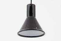 北欧より買い付けた、Holmgaard社製ビンテージランプです。照明部分はデンマークを代表する照明メーカーFog & morup社によって作成されています。Holmgaard社のペンダントライトの中でも人気の「P&T PENDEL」シリーズで内と外側の2層の色味が特徴的です。消灯&点灯時にそれぞれ違った表情を見せてくれる素敵なデザインです。