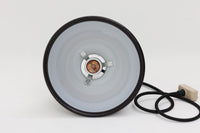 北欧より買い付けた、Holmgaard社製ビンテージランプです。照明部分はデンマークを代表する照明メーカーFog & morup社によって作成されています。Holmgaard社のペンダントライトの中でも人気の「P&T PENDEL」シリーズで内と外側の2層の色味が特徴的です。消灯&点灯時にそれぞれ違った表情を見せてくれる素敵なデザインです。