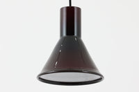 北欧より買い付けた、Holmgaard社製ビンテージランプです。照明部分はデンマークを代表する照明メーカーFog & morup社によって作成されています。Holmgaard社のペンダントライトの中でも人気の「P&T PENDEL」シリーズで内と外側の2層の色味が特徴的です。消灯&点灯時にそれぞれ違った表情を見せてくれる素敵なデザインです。