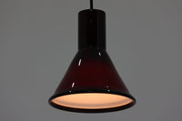 北欧より買い付けた、Holmgaard社製ビンテージランプです。照明部分はデンマークを代表する照明メーカーFog & morup社によって作成されています。Holmgaard社のペンダントライトの中でも人気の「P&T PENDEL」シリーズで内と外側の2層の色味が特徴的です。消灯&点灯時にそれぞれ違った表情を見せてくれる素敵なデザインです。